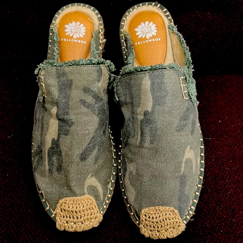Camo print espadrille slides